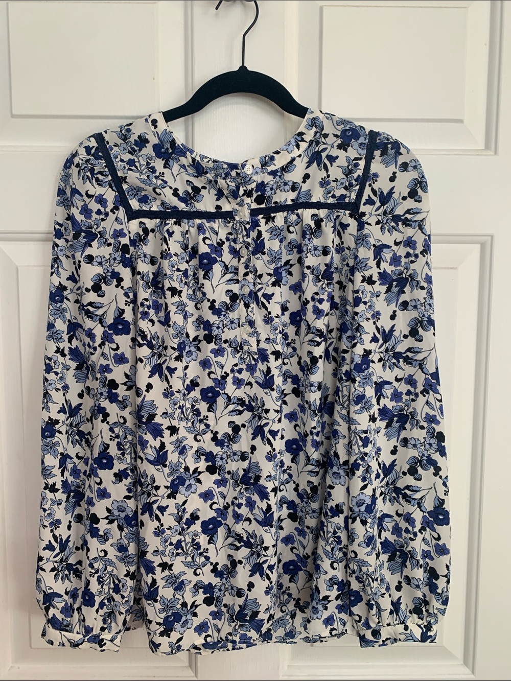 Talbots White and Blue Floral Long-Sleeve Blouse Size S Autumnal Business Casual